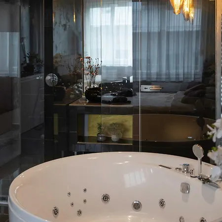 Luxor,luxury,jacuzzi,main Square Apartment